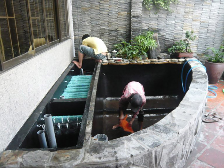 Quá trình hoàn thiện thi công chống thấm thành và đáy hồ cá koi nhà chị Nga
